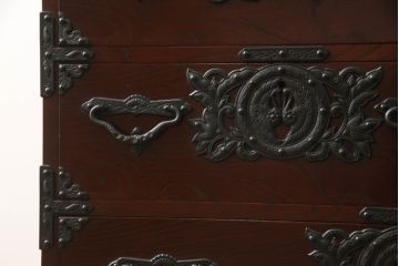 中古　美品　遠野民芸　職人手作り品　向鶴金具の立派な造りが目を惹く民芸箪笥(和タンス、収納箪笥、衣装箪笥、整理箪笥、引き出し、サイドチェスト)(R-064452)