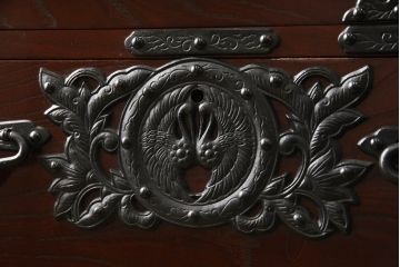 中古　美品　遠野民芸　職人手作り品　向鶴金具の立派な造りが目を惹く民芸箪笥(和タンス、収納箪笥、衣装箪笥、整理箪笥、引き出し、サイドチェスト)(R-064452)