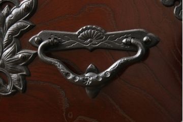 中古　美品　遠野民芸　職人手作り品　向鶴金具の立派な造りが目を惹く民芸箪笥(和タンス、収納箪笥、衣装箪笥、整理箪笥、引き出し、サイドチェスト)(R-064452)