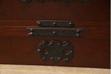 中古　美品　遠野民芸　職人手作り品　向鶴金具の立派な造りが目を惹く民芸箪笥(和タンス、収納箪笥、衣装箪笥、整理箪笥、引き出し、サイドチェスト)(R-064452)