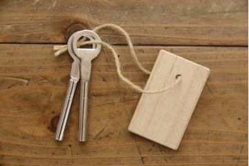 中古　美品　遠野民芸　職人手作り品　向鶴金具の立派な造りが目を惹く民芸箪笥(和タンス、収納箪笥、衣装箪笥、整理箪笥、引き出し、サイドチェスト)(R-064452)