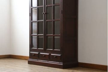 中古　美品　国産民芸家具　品のあるシックな色合いが魅力のブックケース(本箱、書棚、収納棚、戸棚、キャビネット、飾り棚)(R-064454)