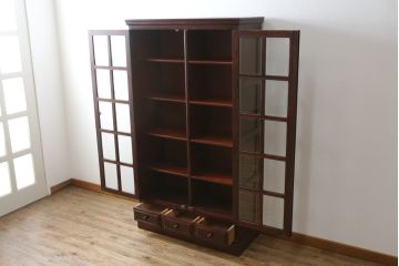 中古　美品　国産民芸家具　品のあるシックな色合いが魅力のブックケース(本箱、書棚、収納棚、戸棚、キャビネット、飾り棚)(R-064454)