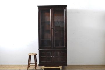 中古　美品　希少な廃盤品!!　北海道民芸家具　OM158　落ち着きのある上品な空間づくりにおすすめな三面ガラスのキャビネット(ガラスケース、ショーケース、収納棚、戸棚、飾り棚、陳列棚、店舗什器)(R-064458)