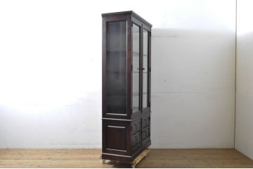 中古　美品　希少な廃盤品!!　北海道民芸家具　OM158　落ち着きのある上品な空間づくりにおすすめな三面ガラスのキャビネット(ガラスケース、ショーケース、収納棚、戸棚、飾り棚、陳列棚、店舗什器)(R-064458)