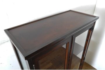 中古　美品　希少な廃盤品!!　北海道民芸家具　OM158　落ち着きのある上品な空間づくりにおすすめな三面ガラスのキャビネット(ガラスケース、ショーケース、収納棚、戸棚、飾り棚、陳列棚、店舗什器)(R-064458)