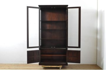 中古　美品　希少な廃盤品!!　北海道民芸家具　OM158　落ち着きのある上品な空間づくりにおすすめな三面ガラスのキャビネット(ガラスケース、ショーケース、収納棚、戸棚、飾り棚、陳列棚、店舗什器)(R-064458)