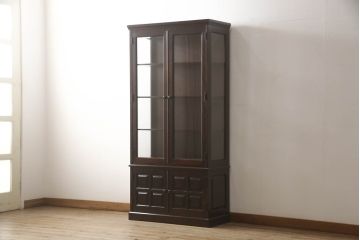 中古　希少な廃盤品!!　北海道民芸家具　OM158　落ち着きのある上品な空間づくりにおすすめな三面ガラスのキャビネット(ガラスケース、ショーケース、収納棚、戸棚、飾り棚、陳列棚、店舗什器)(R-064459)