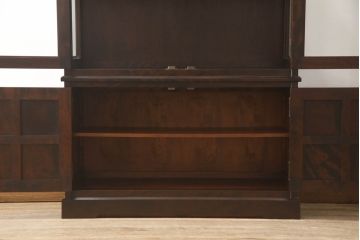 中古　希少な廃盤品!!　北海道民芸家具　OM158　落ち着きのある上品な空間づくりにおすすめな三面ガラスのキャビネット(ガラスケース、ショーケース、収納棚、戸棚、飾り棚、陳列棚、店舗什器)(R-064459)