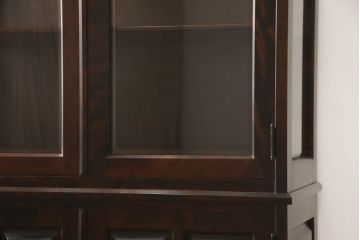 中古　希少な廃盤品!!　北海道民芸家具　OM158　落ち着きのある上品な空間づくりにおすすめな三面ガラスのキャビネット(ガラスケース、ショーケース、収納棚、戸棚、飾り棚、陳列棚、店舗什器)(R-064459)