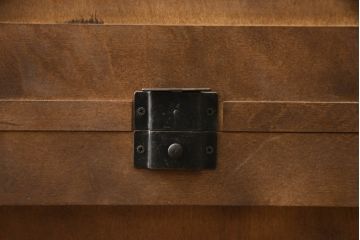 中古　希少な廃盤品!!　北海道民芸家具　OM158　落ち着きのある上品な空間づくりにおすすめな三面ガラスのキャビネット(ガラスケース、ショーケース、収納棚、戸棚、飾り棚、陳列棚、店舗什器)(R-064459)