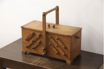 ビンテージ雑貨　松本民芸家具　絶版品!希少!ほっこりとする木の味わいが魅力の脚付きソーイングボックス(針箱、裁縫箱、ヴィンテージ)(R-064469)