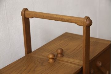 ビンテージ雑貨　松本民芸家具　絶版品!希少!ほっこりとする木の味わいが魅力の脚付きソーイングボックス(針箱、裁縫箱、ヴィンテージ)(R-064469)