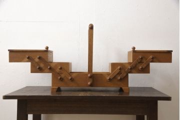 ビンテージ雑貨　松本民芸家具　絶版品!希少!ほっこりとする木の味わいが魅力の脚付きソーイングボックス(針箱、裁縫箱、ヴィンテージ)(R-064469)