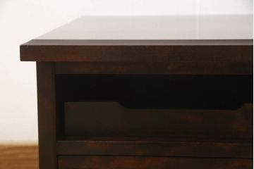 和製ビンテージ　北海道民芸家具　希少な絶版品　深みのある色合いでシックな雰囲気漂う脇机(文机、座机、ローテーブル、引き出し、サイドテーブル、サイドチェスト、ヴィンテージ)(R-064483)