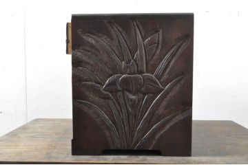 中古　伝統工芸　日光彫り　大胆にあしらわれた花の意匠が魅力的な三段小引き出し(小物収納、卓上収納)(R-064485)