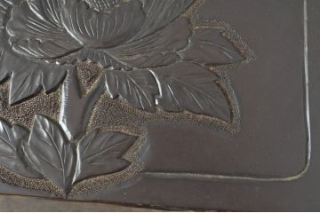 中古　伝統工芸　日光彫り　大胆にあしらわれた花の意匠が魅力的な三段小引き出し(小物収納、卓上収納)(R-064485)
