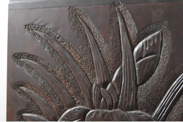 中古　伝統工芸　日光彫り　大胆にあしらわれた花の意匠が魅力的な三段小引き出し(小物収納、卓上収納)(R-064485)