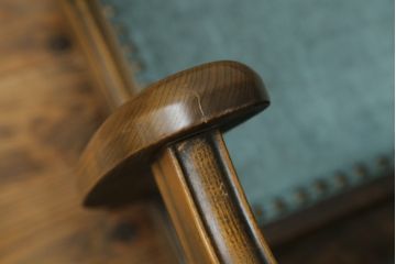 中古　イギリスデザイン　ブライトン(Brighton)　格調高い英国スタイルの2人掛けソファ(二人掛けソファ、アームソファ、ラブソファ、2P)(R-064492)