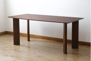 和製ビンテージ　希少モデル!!　カリモク家具(karimoku)　最上位シリーズ「ビベンテ」　花梨(カリン)材　凝ったデザインがお部屋のアクセントになるダイニングテーブル(食卓、2人掛け、4人掛け、ヴィンテージ)(定価約37万円)(R-064496)