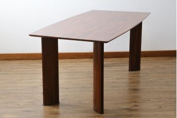 和製ビンテージ　希少モデル!!　カリモク家具(karimoku)　最上位シリーズ「ビベンテ」　花梨(カリン)材　凝ったデザインがお部屋のアクセントになるダイニングテーブル(食卓、2人掛け、4人掛け、ヴィンテージ)(定価約37万円)(R-064496)