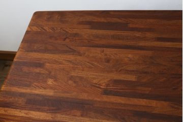 和製ビンテージ　希少モデル!!　カリモク家具(karimoku)　最上位シリーズ「ビベンテ」　花梨(カリン)材　凝ったデザインがお部屋のアクセントになるダイニングテーブル(食卓、2人掛け、4人掛け、ヴィンテージ)(定価約37万円)(R-064496)