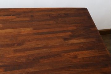 和製ビンテージ　希少モデル!!　カリモク家具(karimoku)　最上位シリーズ「ビベンテ」　花梨(カリン)材　凝ったデザインがお部屋のアクセントになるダイニングテーブル(食卓、2人掛け、4人掛け、ヴィンテージ)(定価約37万円)(R-064496)