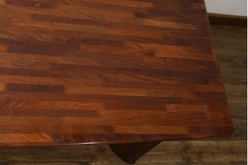 和製ビンテージ　希少モデル!!　カリモク家具(karimoku)　最上位シリーズ「ビベンテ」　花梨(カリン)材　凝ったデザインがお部屋のアクセントになるダイニングテーブル(食卓、2人掛け、4人掛け、ヴィンテージ)(定価約37万円)(R-064496)
