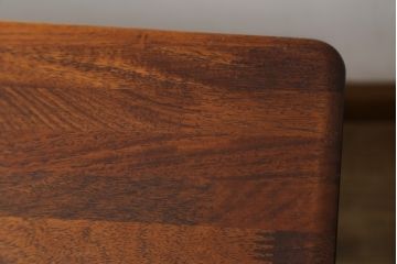 和製ビンテージ　希少モデル!!　カリモク家具(karimoku)　最上位シリーズ「ビベンテ」　花梨(カリン)材　凝ったデザインがお部屋のアクセントになるダイニングテーブル(食卓、2人掛け、4人掛け、ヴィンテージ)(定価約37万円)(R-064496)