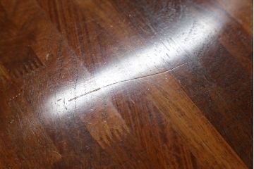 和製ビンテージ　希少モデル!!　カリモク家具(karimoku)　最上位シリーズ「ビベンテ」　花梨(カリン)材　凝ったデザインがお部屋のアクセントになるダイニングテーブル(食卓、2人掛け、4人掛け、ヴィンテージ)(定価約37万円)(R-064496)