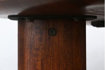 和製ビンテージ　希少モデル!!　カリモク家具(karimoku)　最上位シリーズ「ビベンテ」　花梨(カリン)材　凝ったデザインがお部屋のアクセントになるダイニングテーブル(食卓、2人掛け、4人掛け、ヴィンテージ)(定価約37万円)(R-064496)