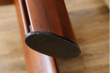 和製ビンテージ　希少モデル!!　カリモク家具(karimoku)　最上位シリーズ「ビベンテ」　花梨(カリン)材　凝ったデザインがお部屋のアクセントになるダイニングテーブル(食卓、2人掛け、4人掛け、ヴィンテージ)(定価約37万円)(R-064496)