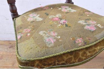 イギリスアンティーク　マホガニー材　華やかな刺繍がエレガントさを引き立たせる猫脚チェア(ダイニングチェア、サロンチェア、椅子、イス、英国)(R-064507)