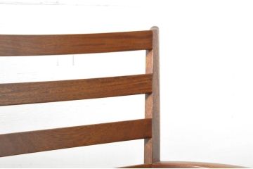 和製ビンテージ　カリモク家具(karimoku)　最上位シリーズ「ビベンテ」　CE7040BR　ウォールナット材　洗練されたデザインがお部屋のアクセントになる造りの良い肘付食堂椅子2脚セット(ダイニングチェア、アームチェア、ヴィンテージ、バラ売り可能)(定価1脚約12万円)(R-064509)