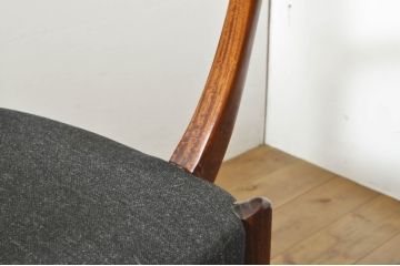 和製ビンテージ　カリモク家具(karimoku)　最上位シリーズ「ビベンテ」　CE7040BR　ウォールナット材　洗練されたデザインがお部屋のアクセントになる造りの良い肘付食堂椅子2脚セット(ダイニングチェア、アームチェア、ヴィンテージ、バラ売り可能)(定価1脚約12万円)(R-064509)