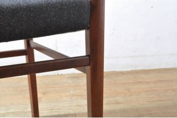 和製ビンテージ　カリモク家具(karimoku)　最上位シリーズ「ビベンテ」　CE7040BR　ウォールナット材　洗練されたデザインがお部屋のアクセントになる造りの良い肘付食堂椅子2脚セット(ダイニングチェア、アームチェア、ヴィンテージ、バラ売り可能)(定価1脚約12万円)(R-064509)
