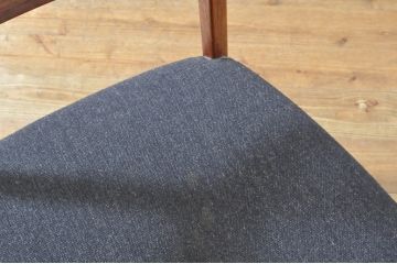 和製ビンテージ　カリモク家具(karimoku)　最上位シリーズ「ビベンテ」　CE7040BR　ウォールナット材　洗練されたデザインがお部屋のアクセントになる造りの良い肘付食堂椅子(ダイニングチェア、アームチェア、ヴィンテージ)(定価約12万円)(R-064510)