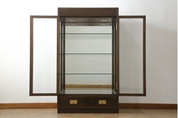 中古　美品　カリモク(karimoku)　domani(ドマーニ)　Morganton(モーガントン)　オーク材　シックな色合いと品のある佇まいが魅力のキャビネット(ガラスケース、キュリオケース、ショーケース、飾り棚、陳列棚、店舗什器)(定価約41万円)(R-064513)