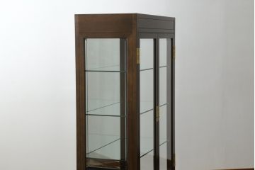 中古　美品　カリモク(karimoku)　domani(ドマーニ)　Morganton(モーガントン)　オーク材　シックな色合いと品のある佇まいが魅力のキャビネット(ガラスケース、キュリオケース、ショーケース、飾り棚、陳列棚、店舗什器)(定価約41万円)(R-064513)