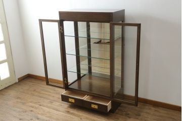 中古　美品　カリモク(karimoku)　domani(ドマーニ)　Morganton(モーガントン)　オーク材　シックな色合いと品のある佇まいが魅力のキャビネット(ガラスケース、キュリオケース、ショーケース、飾り棚、陳列棚、店舗什器)(定価約41万円)(R-064513)