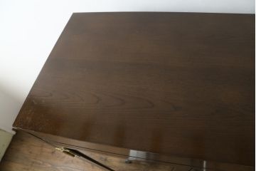 中古　美品　カリモク(karimoku)　domani(ドマーニ)　Morganton(モーガントン)　オーク材　シックな色合いと品のある佇まいが魅力のキャビネット(ガラスケース、キュリオケース、ショーケース、飾り棚、陳列棚、店舗什器)(定価約41万円)(R-064513)