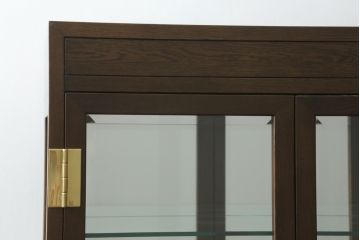 中古　美品　カリモク(karimoku)　domani(ドマーニ)　Morganton(モーガントン)　オーク材　シックな色合いと品のある佇まいが魅力のキャビネット(ガラスケース、キュリオケース、ショーケース、飾り棚、陳列棚、店舗什器)(定価約41万円)(R-064513)