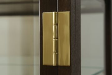 中古　美品　カリモク(karimoku)　domani(ドマーニ)　Morganton(モーガントン)　オーク材　シックな色合いと品のある佇まいが魅力のキャビネット(ガラスケース、キュリオケース、ショーケース、飾り棚、陳列棚、店舗什器)(定価約41万円)(R-064513)