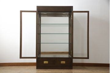 中古　美品　カリモク(karimoku)　domani(ドマーニ)　Morganton(モーガントン)　オーク材　シックな色合いと品のある佇まいが魅力のキャビネット(ガラスケース、キュリオケース、ショーケース、飾り棚、陳列棚、店舗什器)(定価約41万円)(R-064514)