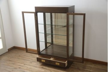中古　美品　カリモク(karimoku)　domani(ドマーニ)　Morganton(モーガントン)　オーク材　シックな色合いと品のある佇まいが魅力のキャビネット(ガラスケース、キュリオケース、ショーケース、飾り棚、陳列棚、店舗什器)(定価約41万円)(R-064514)