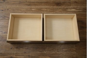 中古　美品　カリモク(karimoku)　domani(ドマーニ)　Morganton(モーガントン)　オーク材　シックな色合いと品のある佇まいが魅力のキャビネット(ガラスケース、キュリオケース、ショーケース、飾り棚、陳列棚、店舗什器)(定価約41万円)(R-064514)