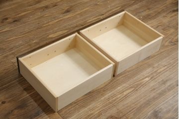 中古　美品　カリモク(karimoku)　domani(ドマーニ)　Morganton(モーガントン)　オーク材　シックな色合いと品のある佇まいが魅力のキャビネット(ガラスケース、キュリオケース、ショーケース、飾り棚、陳列棚、店舗什器)(定価約41万円)(R-064514)