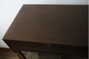中古　美品　カリモク(karimoku)　domani(ドマーニ)　Morganton(モーガントン)　オーク材　シックな色合いと品のある佇まいが魅力のキャビネット(ガラスケース、キュリオケース、ショーケース、飾り棚、陳列棚、店舗什器)(定価約41万円)(R-064514)