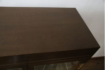 中古　美品　カリモク(karimoku)　domani(ドマーニ)　Morganton(モーガントン)　オーク材　シックな色合いと品のある佇まいが魅力のキャビネット(ガラスケース、キュリオケース、ショーケース、飾り棚、陳列棚、店舗什器)(定価約41万円)(R-064514)