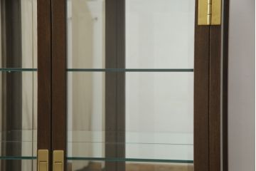 中古　美品　カリモク(karimoku)　domani(ドマーニ)　Morganton(モーガントン)　オーク材　シックな色合いと品のある佇まいが魅力のキャビネット(ガラスケース、キュリオケース、ショーケース、飾り棚、陳列棚、店舗什器)(定価約41万円)(R-064514)